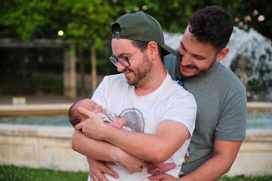Besonderheiten der Leihmutterschaft für LGBTQ+-Paare